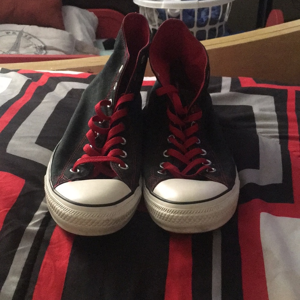 Tennis shoes